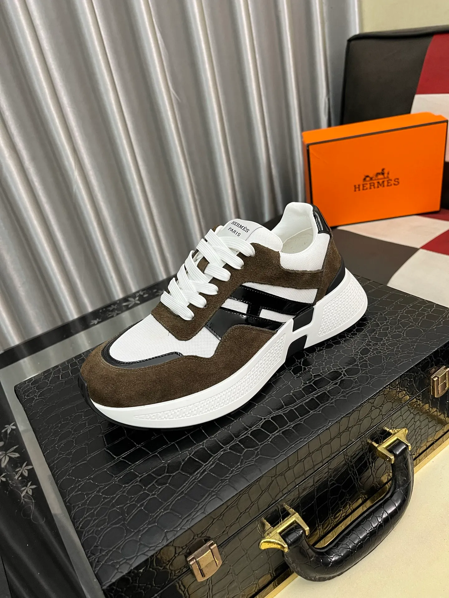 Men's shoes 💰540⌚️⌚️HERMES/Hermès Hugo thick-soled sneakers, casual men's shoes, these sneakers are made of imported first-layer cowhide leather and breathable mesh design. The contrasting color design creates a dynamic and modern shape. The front end of the toe is decorated with natural-color rubber inlays, which is novel and fashionable. The texture is incomparable, with cowhide lining and cowhide foot pads, the upper foot is comfortable and breathable, and the rubber sole is decorated with geometric patterns and iconic "H" details. A very personal one! Size: 38-44